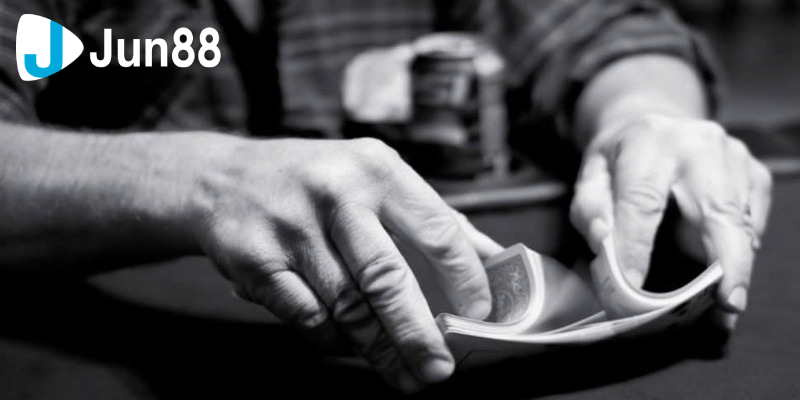 Luyện tập các kỹ thuật xào bài nâng cao để nâng cao kỹ năng