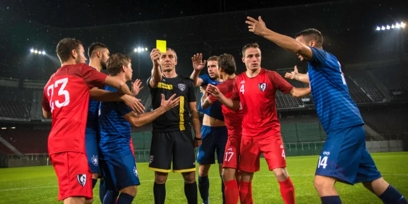 Tác động của thẻ đỏ thẻ vàng trong bóng đá đến trận đấu